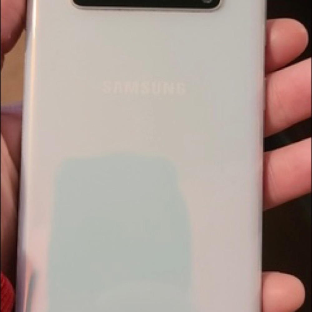 Samsung Galaxy S10 like new come with headset & charger - Picture 7 of 9